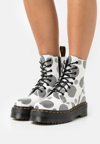 Dr. Martens Stivaletti con plateau - white