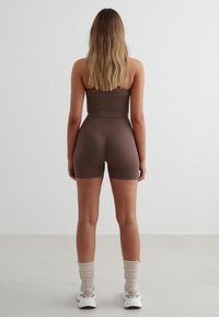 aim’n® SHAPE SEAMLESS  - Short - brown
