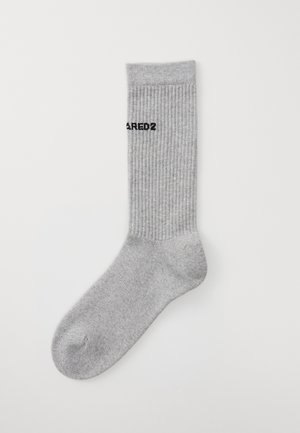 Graue gerippte Crew-Socke aus Strickstoff, mit einem schwarzen Logo, das an der Seite aufgedruckt ist. Glatte Textur mit verstärkten Zehen- und Fersenbereichen.