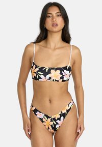 Blommig bikini-set med svart bakgrund och pastellfärgade blommor. Toppen har tunna remmar och en fyrkantig halsringning; botten har en högskuren design.