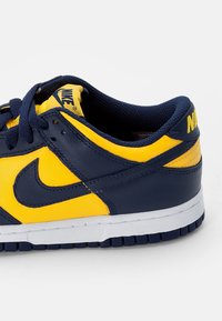Nike Sportswear DUNK LOW - Sneakers basse - varsity/midnight navy-white-total orange