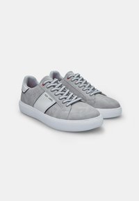 Sneakers in suede grigio con dettagli bianchi, lacci piatti e suola in gomma. Presentano il marchio "RED LABEL" e dettagli perforati sui lati.