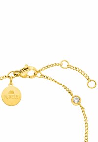 Goldplattiertes Armband mit einem Hummerverschluss, ausgestattet mit einem runden Anhänger, der mit "PURELEI" graviert ist, und einem kleinen klaren Kristallakzent.