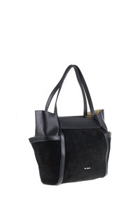 Borsa tote nera caratterizzata da una combinazione di suede testurizzato e pelle liscia, con doppi manici robusti e un dettaglio minimalista con logo dorato.