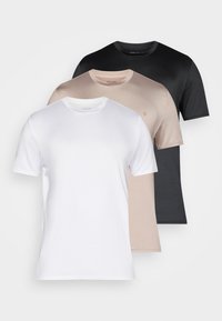 Τρία κοντομάνικα μπλουζάκια σε λευκό, μπεζ και μαύρο. Κατασκευασμένα από απαλό ύφασμα με στρογγυλή λαιμόκοψη και διακριτικό λογότυπο στο μπροστινό μέρος.