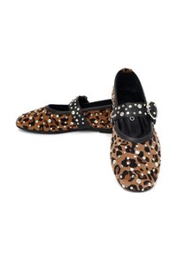 Bruine suède Mary Jane-schoenen met een luipaardprint, versierd met metalen studs, met een zwarte band met een ronde gesp.