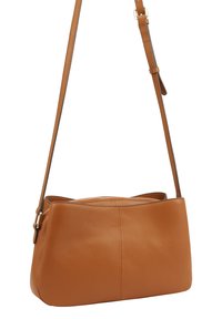 Tan leren schoudertas met een ritssluiting, platte, rechthoekige vorm en verstelbare schouderband. Gladde textuur en subtiele stikdetails.