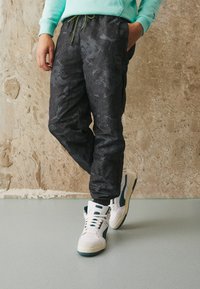 Puma STAPLE PANTS - Træningsbukser - black