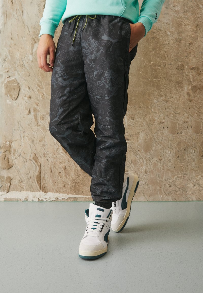 Puma STAPLE PANTS - Træningsbukser - black