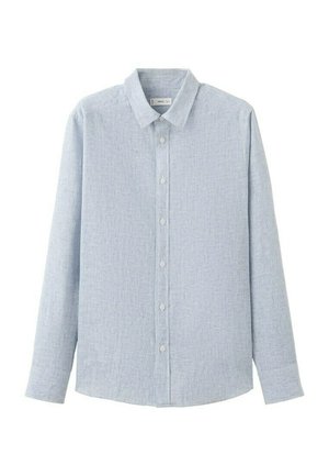 Cămașă albastru deschis cu mâneci lungi și nasturi, cu guler clasic, confecționată dintr-un material texturat, prezentată întinsă, cu manșetele și nasturii vizibili.