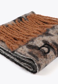 Uldtæppe med en tekstureret brun topsektion, grå og sort meleret krop, og et broderet sort nummer "5" design. Blødt og tykt.