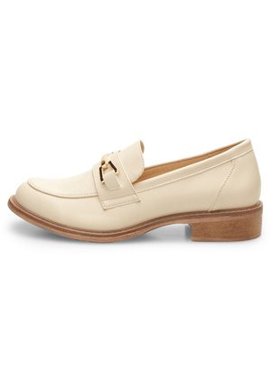 Mocassino in pelle beige con punta arrotondata e accentuazione decorativa in oro. Presenta un tacco in legno basso e una suola piatta. Texture liscia in tutto il prodotto.