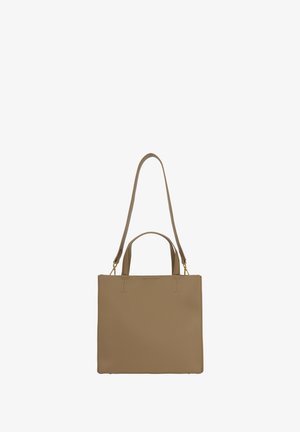 Beige leren totebag met dubbele handvatten en een verstelbare schouderriem. Geverfde oppervlakte met een minimalistisch ontwerp en gouden hardware accenten.