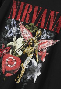 T-shirt noir présentant une figure centrale ailée dorée avec des ailes rouges, entourée de fleurs colorées et du mot "NIRVANA" en rouge.