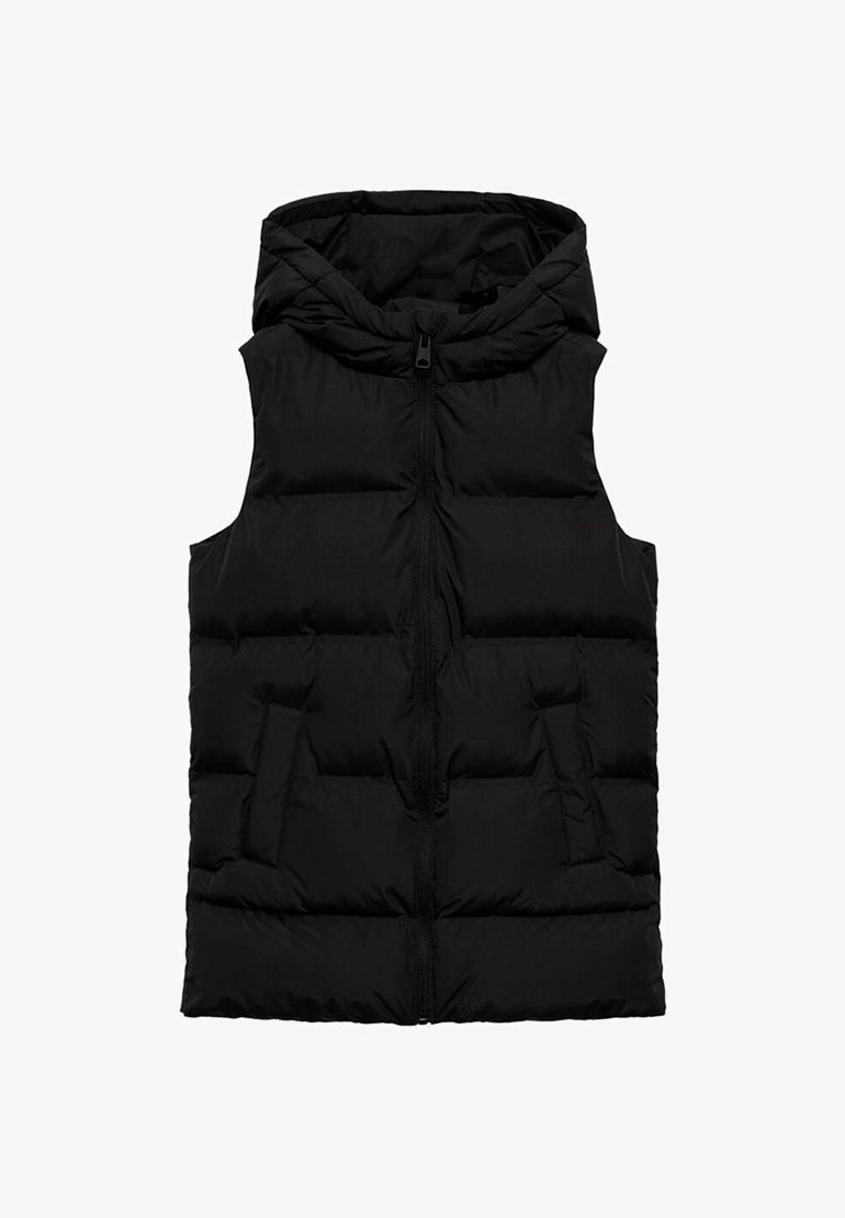 Crni kapuljačasti prsluk s patentnim zatvaračem sprijeda, s pojačanim dijelovima, dva bočna džepa i glatkom, sjajnom teksturom.