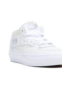 Sneaker alte bianche realizzate in suede e pelle, con design alla moda, suola in gomma e patch con il logo del marchio sul lato.