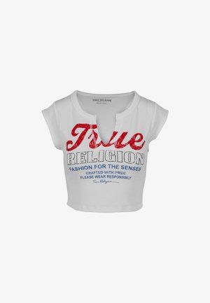 Biała, krótka koszulka z krótkim rękawem, z wyraźnym czerwonym napisem "True Religion" i niebieskimi nadrukami. Wykonana z miękkiego, teksturowanego materiału.