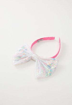 Un bandeau rose avec un grand nœud transparent rempli de sequins multicolores, avec une texture tressée sur la bande.