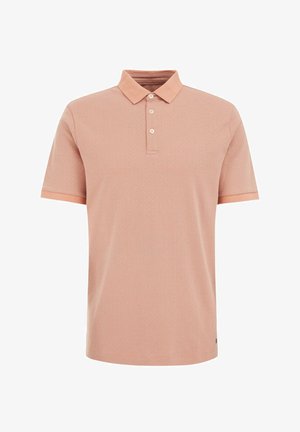Polo de color rosa claro con una textura suave, un cuello, una tapeta de tres botones y un sutil patrón geométrico en toda la prenda. Mangas cortas.