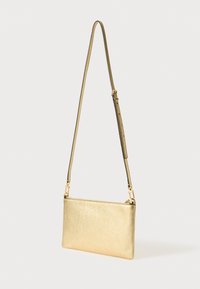 Borsa a pochette con texture dorata e tracolla removibile. Forma rettangolare e finitura liscia, con accessori in oro.