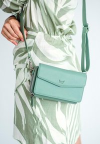 VUCH MOANA DUSTY - Taška s příčným popruhem - green