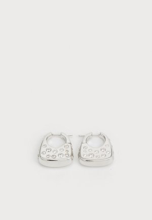 Pendientes de aro plateados con forma rectangular, adornados con múltiples rhinestones transparentes en la parte frontal. Metal pulido con un acabado suave.