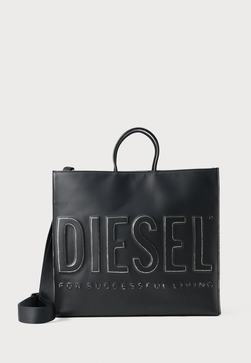 Zwarte leren tote bag met een geperste 'DIESEL' logo en tekst. Inclusief korte handvatten en een afneembare schouderband. Gladde textuur.
