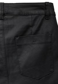 Zwarte denim rok met een achterzak, voorzien van een soepele textuur en een getailleerd silhouet. Gestikte details zijn zichtbaar langs de tailleband.
