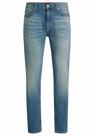 Helle blaue Jeans im tapered Fit, mit Fronttaschen, subtiler Ausbleichung und einem klassischen Knopf- und Reißverschluss.