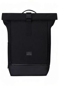 Čierny batoh s rolovacím uzáverom vyrobený z odolnej tkaniny, ktorý má centrálnu sponu, elegantný dizajn a značkovú nášivku v spodnej časti.
