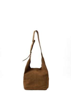 Bolso de hombro marrón de ante con correa ajustable y cuerpo rectangular blando y flexible sobre un fondo blanco.