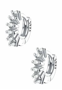 Pendientes de aro de plata de ley que presentan cinco piedras redondas de zirconia cúbica clara y acentos en espiga alternados, acabado pulido y grabado sutil.