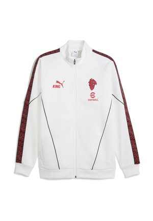 Weiße Puma Zip-up-Jacke mit rot-schwarzen gemusterten Streifen an den Ärmeln, roten Logos „KING“, einem Teufelskopf und „FOOTBALL“ auf der Vorderseite.
