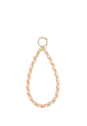 Llavero con cadena de tono dorado con cuero rosa tejido entre los eslabones y un cierre circular con texto grabado.