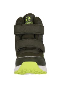 Dunkelgrüne wasserdichte Sneakers mit zwei Klettverschlüssen, einer strukturierten Oberfläche, reflektierenden Akzenten und einer leuchtend limettengrünen Sohle.