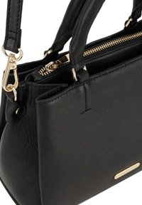 Zwarte leren handtas met een gestructureerde afwerking. Voorzien van gouden hardware, een ritscompartiment en dubbele handvatten voor gemakkelijk dragen.