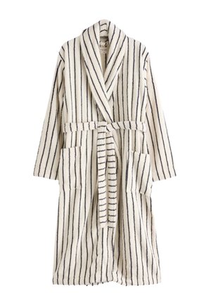 Valge froteerätikust hommikumantel mustade vertikaalsete triipudega, sallkrae, vöö ja kahe eest taskuga, kujutatud tasapinnal valgel taustal.