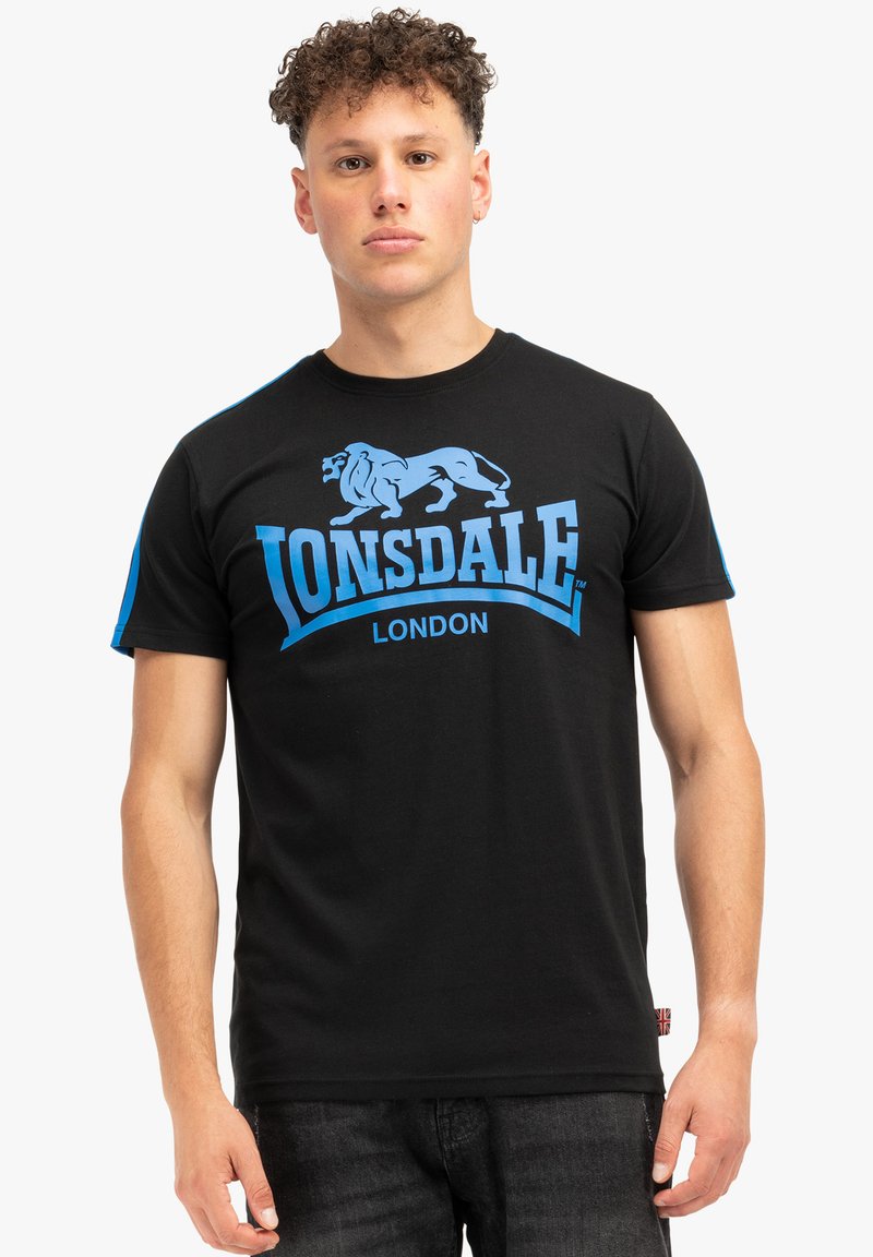 Crna kratka majica s kratkim rukavima s plavim grafičkim motivom lava i natpisom "Lonsdale London". Jednostavna okrugla izreza i plavi detalji na ramenima. Mješavina pamuka.