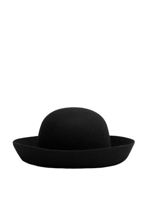 Chapeau melon en feutre noir avec une calotte arrondie et un bord court incurvé sur fond blanc.