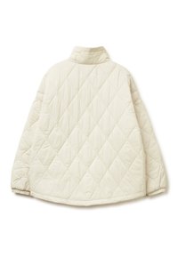 Béžová prošívaná bunda s vysokým límcem, zdobená diamantovým vzorem a elastickými manžetami, navržená pro teplo a pohodlí.