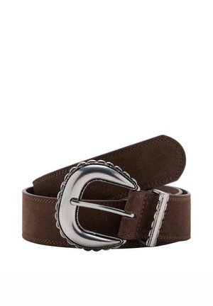 Ceinture en daim marron avec grande boucle décorative argentée et boucle métallique, roulée sur fond blanc.