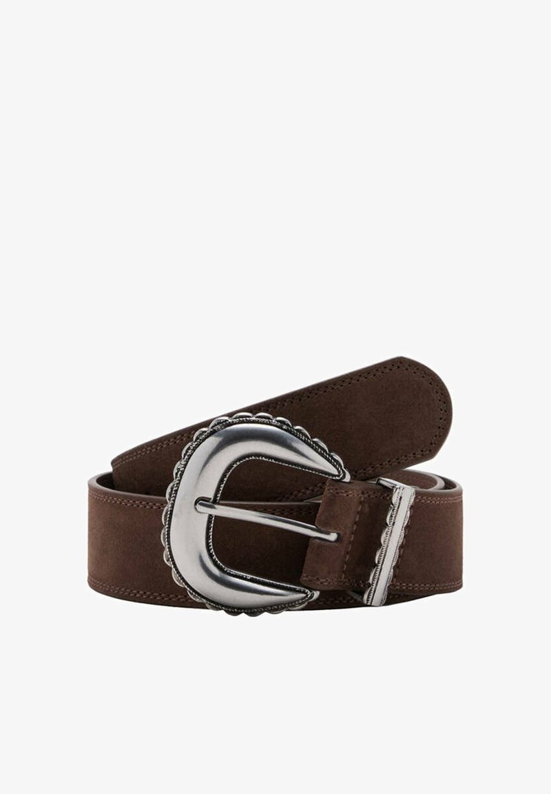 Ceinture en daim marron avec grande boucle décorative argentée et boucle métallique, roulée sur fond blanc.