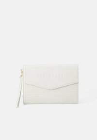 Clutch blanco con relieve de cocodrilo y herrajes dorados, que presenta una solapa de estilo sobre y una correa de muñeca desmontable. Logo "TED BAKER" grabado.