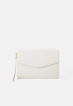 Weißer Clutch aus krokodilmustergetäuften Material mit goldenen Akzenten, versehen mit einem Umschlagstilverschluss und einem abnehmbaren Handgelenkriemen. "TED BAKER"-Logo geprägt.