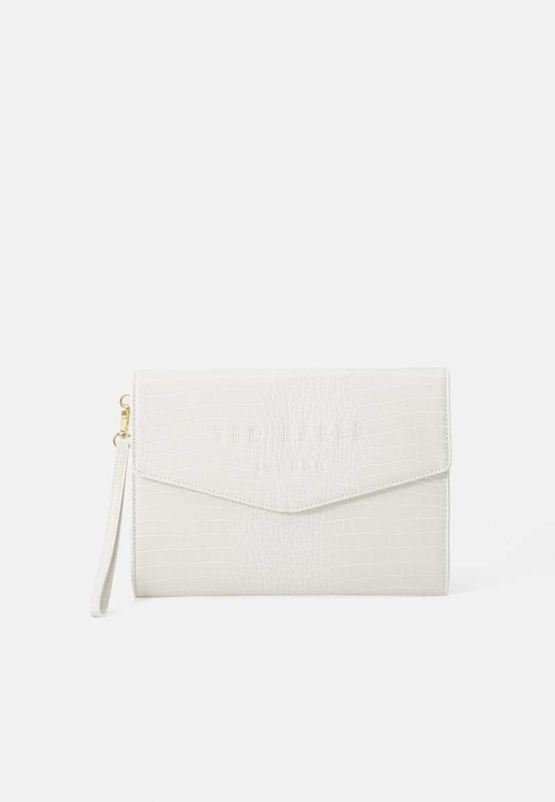 Clutch blanco con relieve de cocodrilo y herrajes dorados, que presenta una solapa de estilo sobre y una correa de muñeca desmontable. Logo "TED BAKER" grabado.