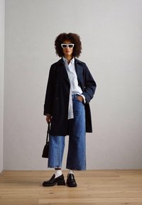 Marc O'Polo SHORT WITH BELT DOUBLE BREASTED LAPEL COLLAR - Trenčkot - deep blue sea