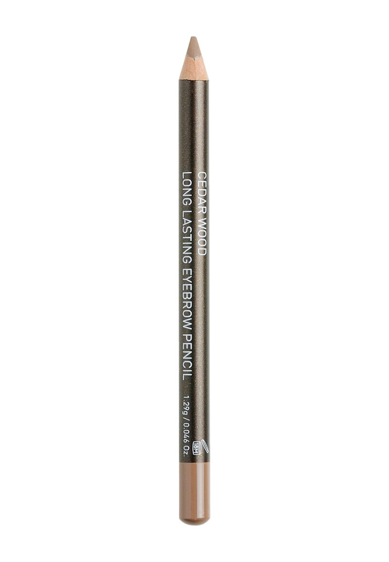Brun ögonbrynspenna med spetsig spets, med en mörk träliknande design och silvertext som anger "Cedar Wood" och "Long Lasting."