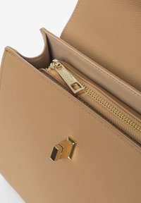 Borsa a tracolla in pelle con texture marrone chiaro, dotata di tasca interna con zip e accessori in oro. Presenta un design elegante e scomparti spaziosi.