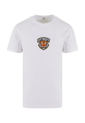 Weißes T-Shirt mit kurzen Ärmeln, das ein gesticktes orange-schwarzes Tiger-Logo mit "DETROIT" darüber zeigt. Klassisches Rundhalsdesign.