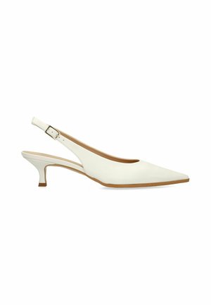 Witte leren slingback kitten heel met spitse neus en verstelbare gespsluiting.